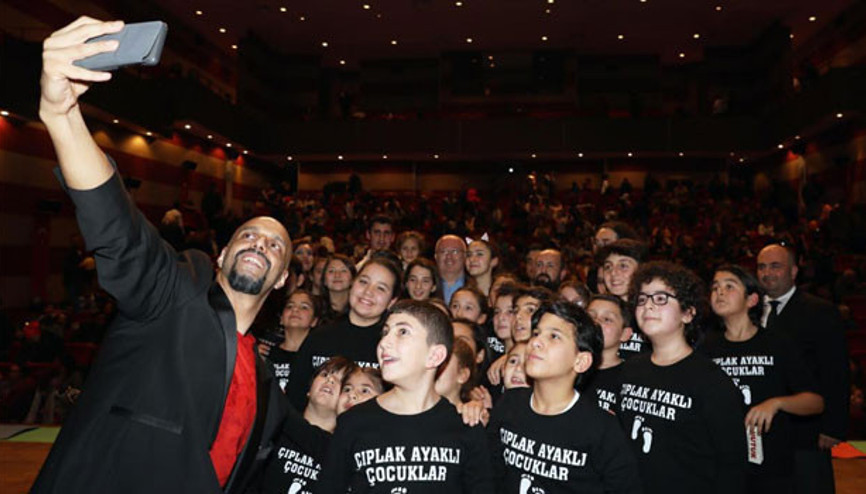 Çocukların davetini kırmadı