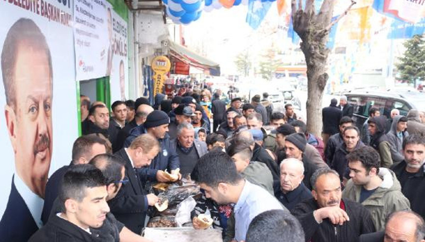 Özhasekinin Kılıçdaroğlundan kazandığı tazminatla Haymanada döner dağıtıldı