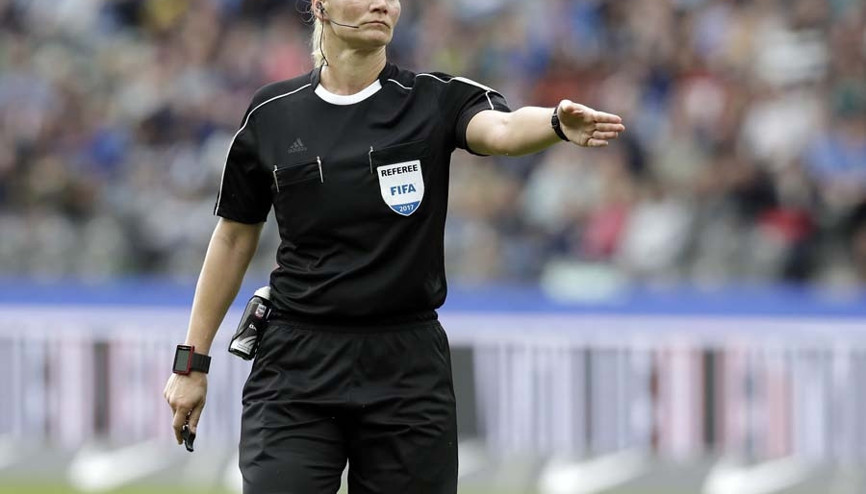 Maçı kadın hakem yönetince yayını iptal ettiler