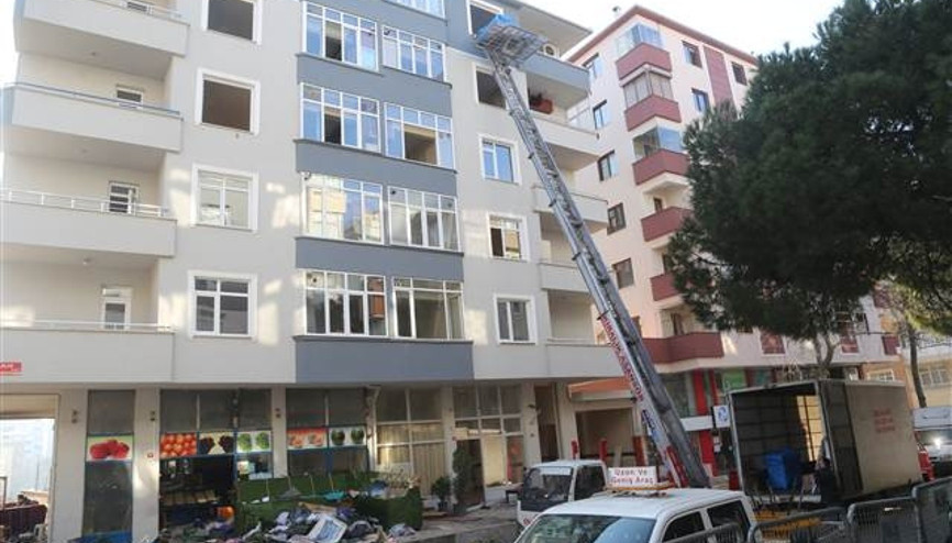 Kartalda Uzunlar Apartmanında oturanlar eşyalarını taşımaya başladı