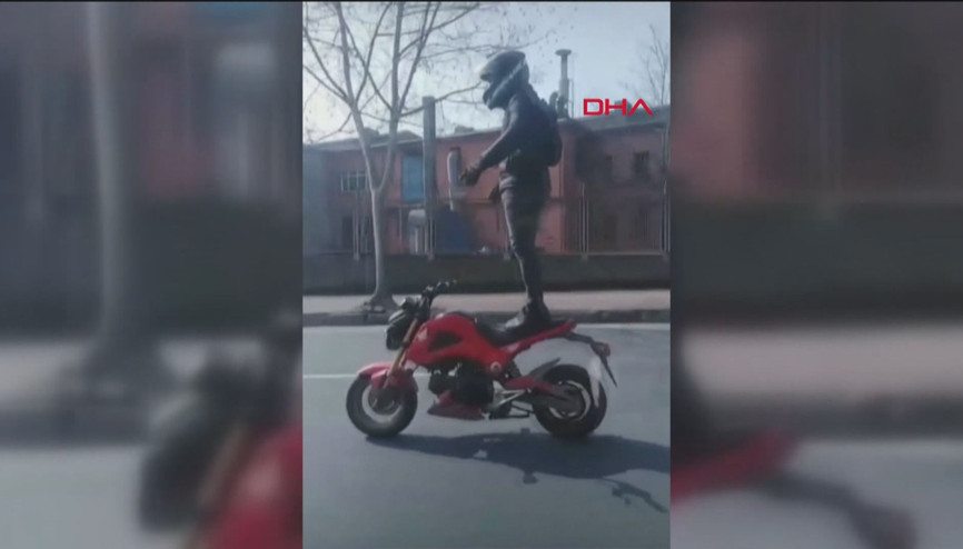 Motosiklet sürücüsünden göreni şaşkına çeviren hareket
