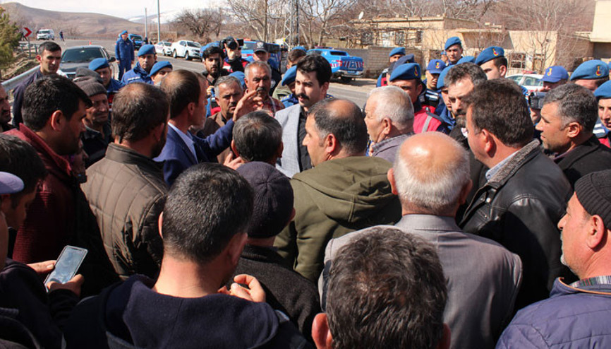 Köylülerden su eylemi Yolu kapatmak istediler… Köylülerden su eylemi Yolu kapatmak istediler…
