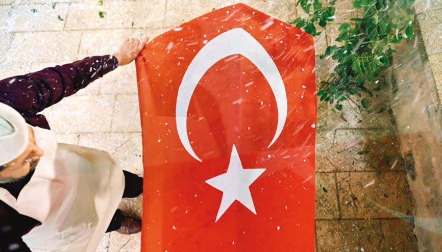 Âkif belgeseline şiir okudu