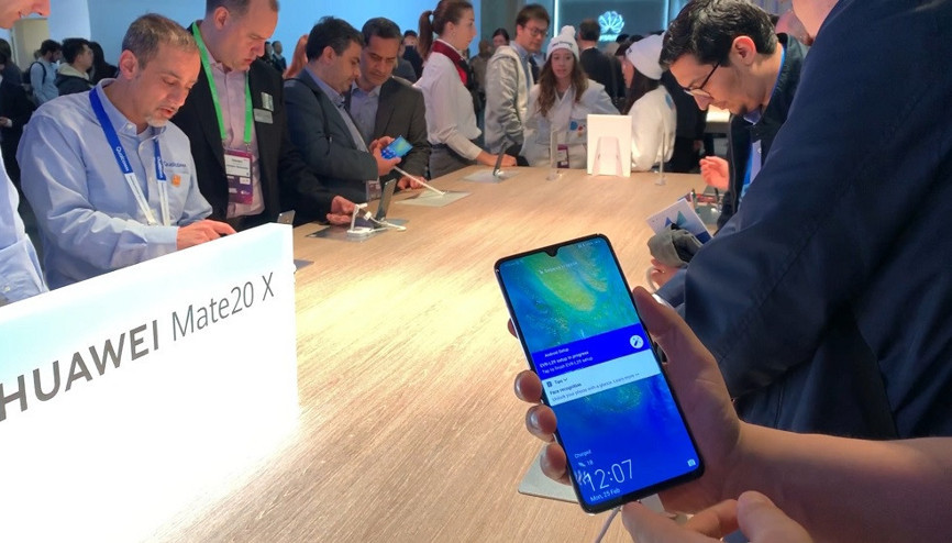 Büyük mü büyük ekranlı telefon: Huawei Mate 20 X