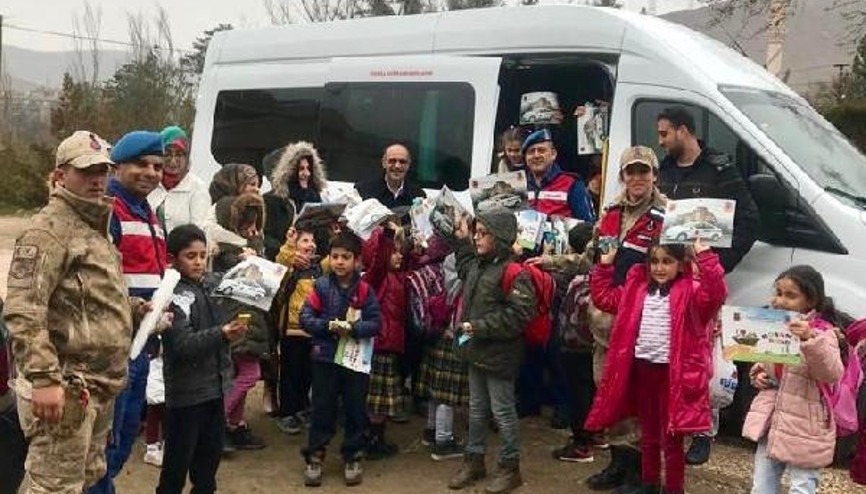 Jandarma, öğrenci ve velileriyle okul servislerini denetledi