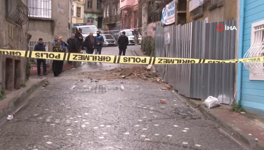 Balatta metruk binadan parçalar düştü