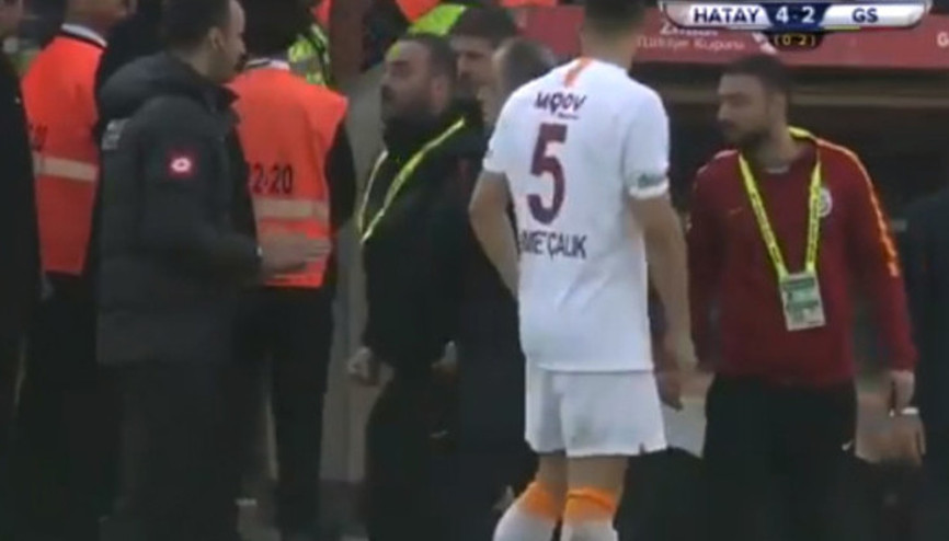 Çılgına döndü Dördüncü golün ardından hakeme...