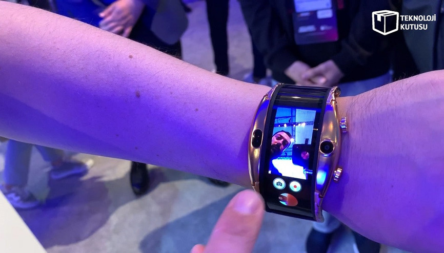 Kelepçe gibi görünüyor: Hem saat hem telefon