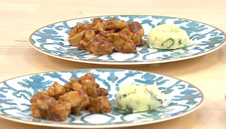 Yahni nasıl yapılır Arpacık soğanlı tavuk yahnisi ve fesleğenli patates püresi