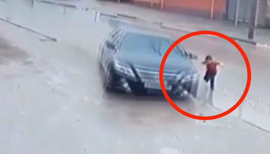 Rusyada bir çocuğun kazadan ramakla kurtulduğu an kamerada