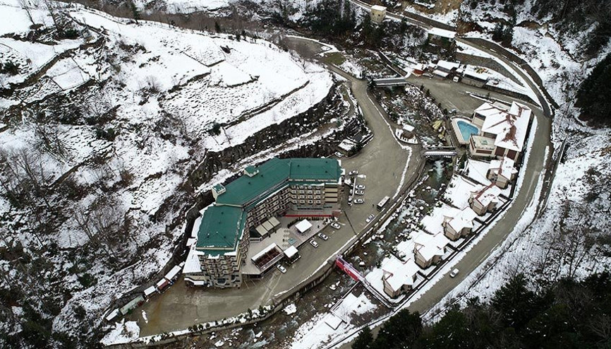 Yer altından 72 derece çıkan suda şifa