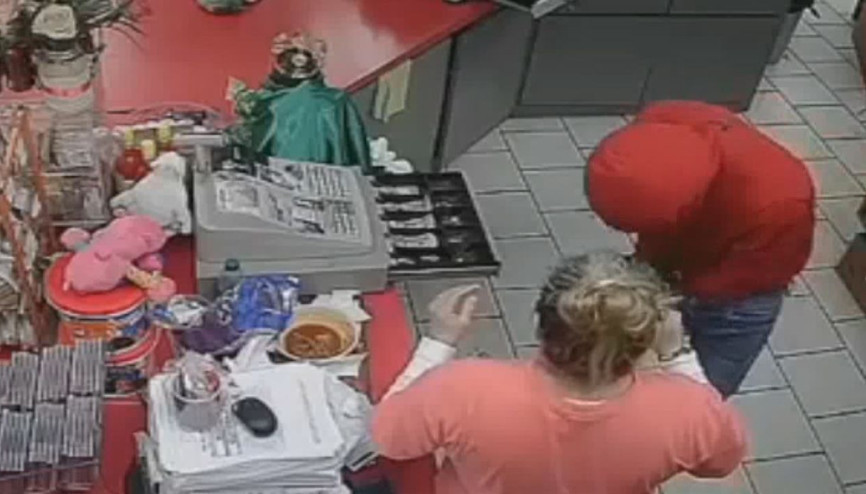 Çaldığı paraları doldurduğu pantolonu düştü, paralar kaldırıma saçıldı