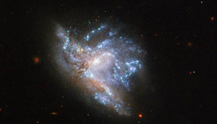 Hubble bu kez çarpışan iki galaksiyi görüntüledi