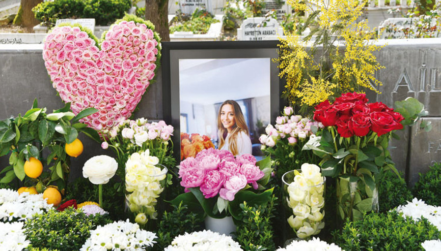 Çiçeklerle anıldı