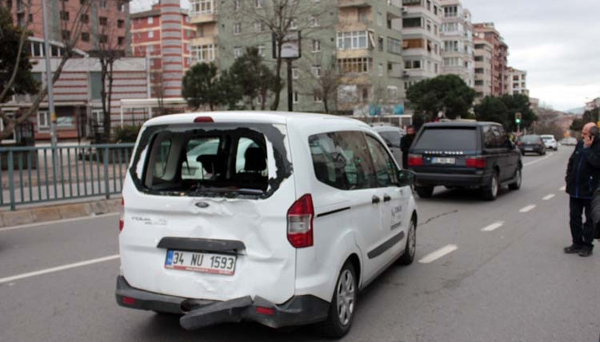 Önce yoldaki iki araca, sonra oto galerideki araçlara çarparak durabildi