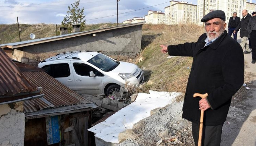 Kontrolden çıkan araç, evin bahçesine uçtu