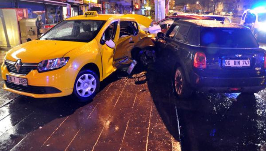 Kontrolden çıkan otomobil 4 araca çarptı