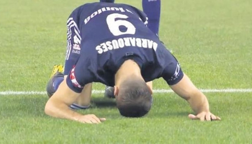 Terörü protesto etmek için gol sonrası secdeye yattı