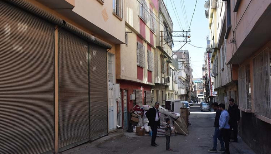 Kira vermeyen gelinini 3 çocuğu ile evden çıkardı