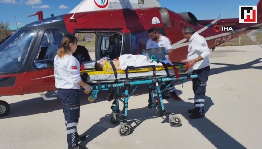 Otomobilden düşüp bariyere çarpan 4 yaşındaki çocuğun bacağı koptu