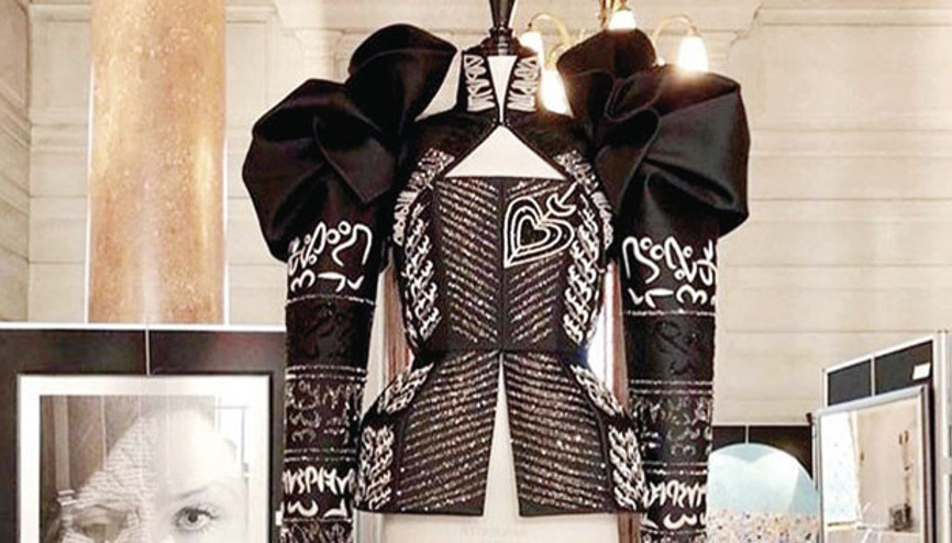 Müzede  bir tılsımlı büstiyer