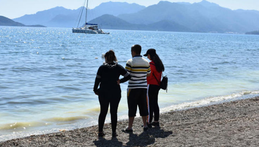 Marmariste denizin kıyısı sarıya boyadı Marmariste denizin kıyısı sarıya boyadı