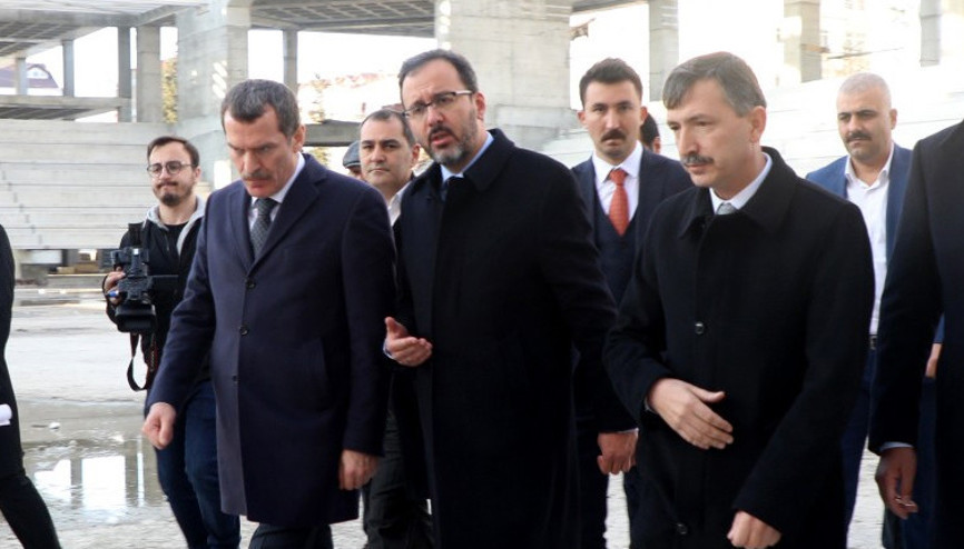 Bakan Kasapoğlu İstanbul’un en büyük buz pisti için tarih verdi