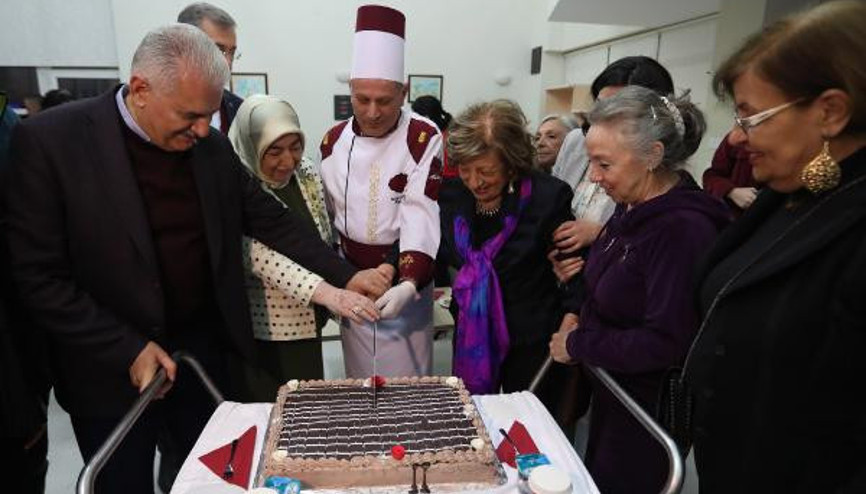 Binali Yıldırım huzurevini ziyaret etti