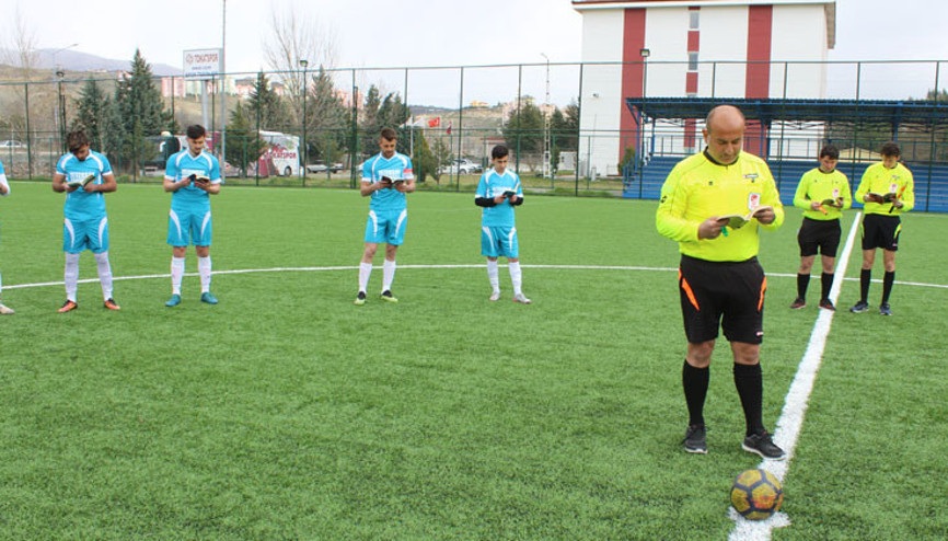 Hakem düdüğü çaldı, futbolcular kitap okumaya başladı