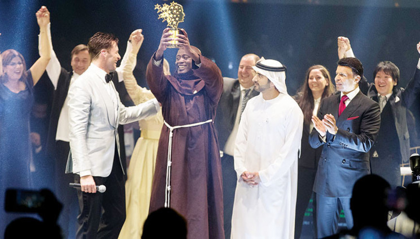 Maaşının yüzde 80’i yoksul öğrencilere