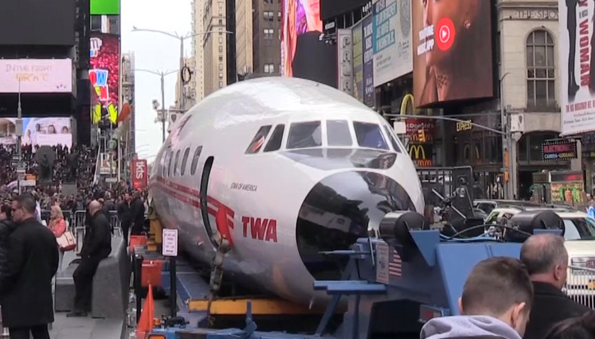 Eski Uçak Gövdesi Times Meydanında