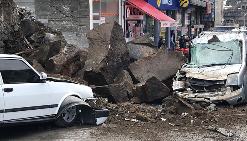 Yola düşen dev kayalar, 3 aracı hurdaya çevirdi