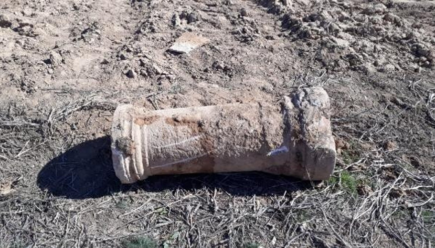 Tarlayı sürerken Bizans dönemine ait sütun buldu