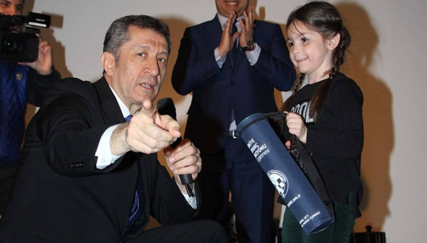 Bakan Selçuk’tan öğrencilere satranç takımı