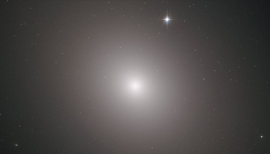 Hubble Teleskobu Messier 49 Galaksisini fotoğrafladı