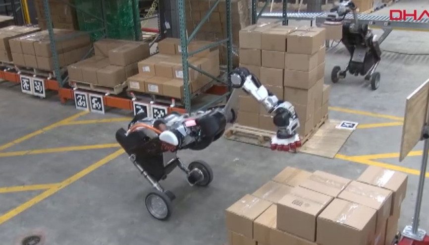 Boston Dynamicsin depoda yük taşıyan yeni robotu