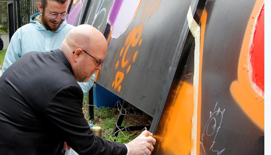 Büyükelçiliği rengarenk boyadılar