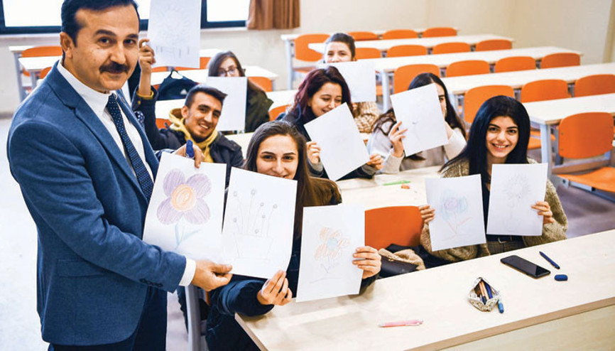 Eğitim fakültesi profesörünün 13 yıllık deneyi: Yüzde 90’ı papatya çiziyor