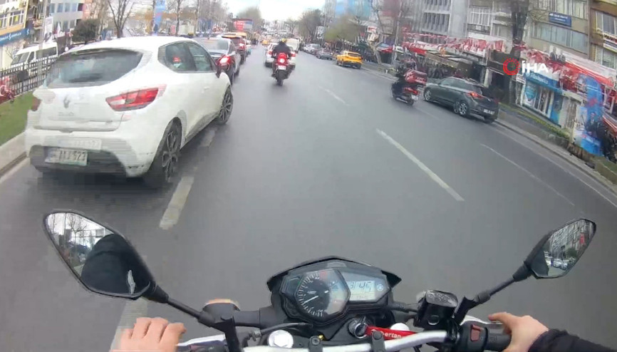Beşiktaşta bir anda şeridinden çıkan otomobile motosikletli çarptı Beşiktaşta bir anda şeridinden çıkan otomobile motosikletli çarptı