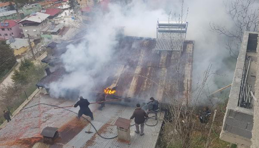 Adanada yangın çıkan bir ev kullanılamaz hale geldi Adanada yangın çıkan bir ev kullanılamaz hale geldi