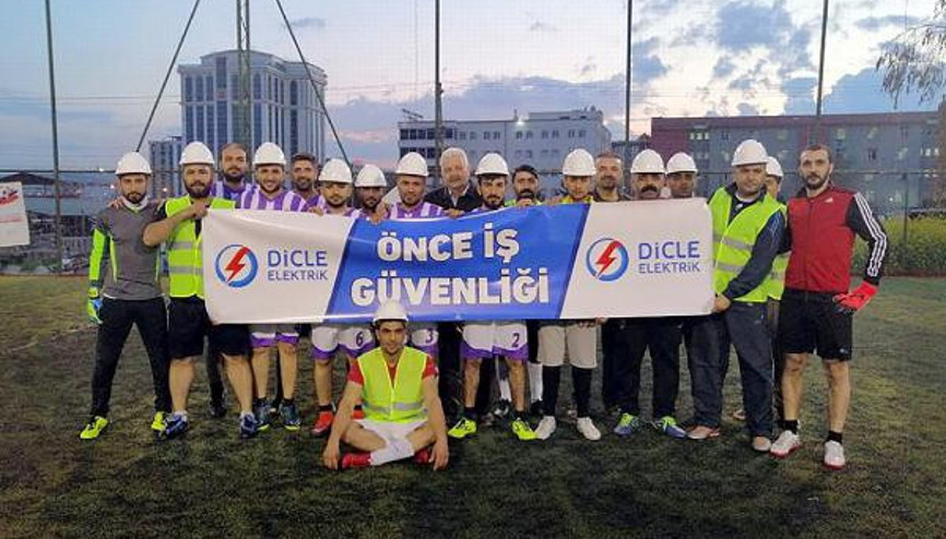 Farkındalık için sahaya baretle çıktılar