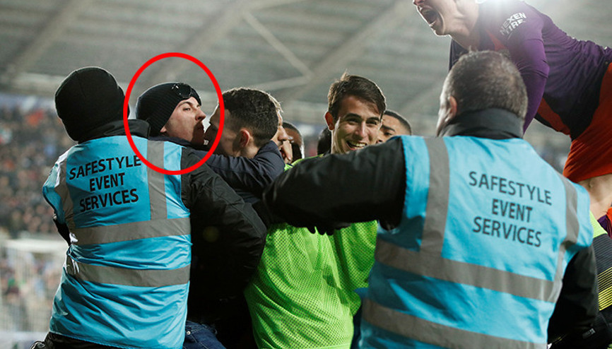 Sahaya giren Manchester City taraftarı utancından polisliği bıraktı Sahaya giren Manchester City taraftarı utancından polisliği bıraktı