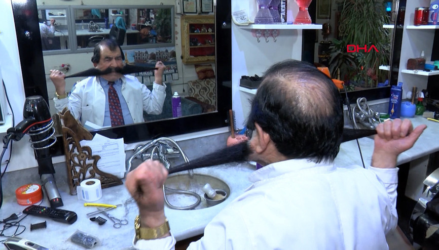 50 yıldır kesmediği bıyıkları 1,5 metreyi geçti 50 yıldır kesmediği bıyıkları 1,5 metreyi geçti