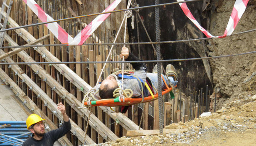 Kadıköyde inşaatta üzerine demir profil düşen işçi yaralandı