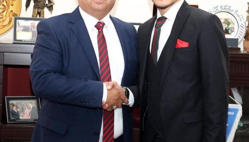 Üniversite öğrencisi Burak, muhtar oldu