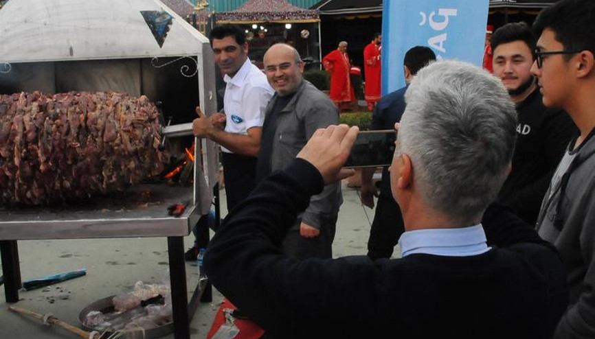 650 kiloluk cağ kebabı ile rekor kırdılar