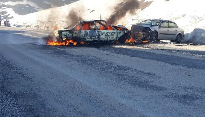 Muşta iki otomobil kafa kafaya çarpıştı: 7si öğrenci, 11 yaralı Muşta iki otomobil kafa kafaya çarpıştı: 7si öğrenci, 11 yaralı