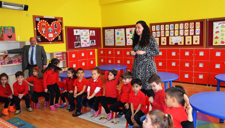 Öğrenciler velileriyle ders işliyor Öğrenciler velileriyle ders işliyor