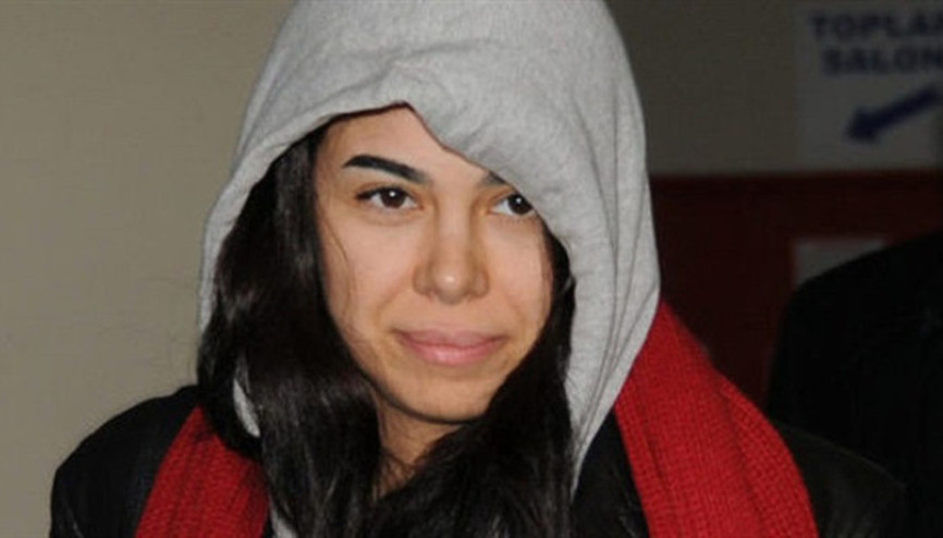 Kendini eve kapattı