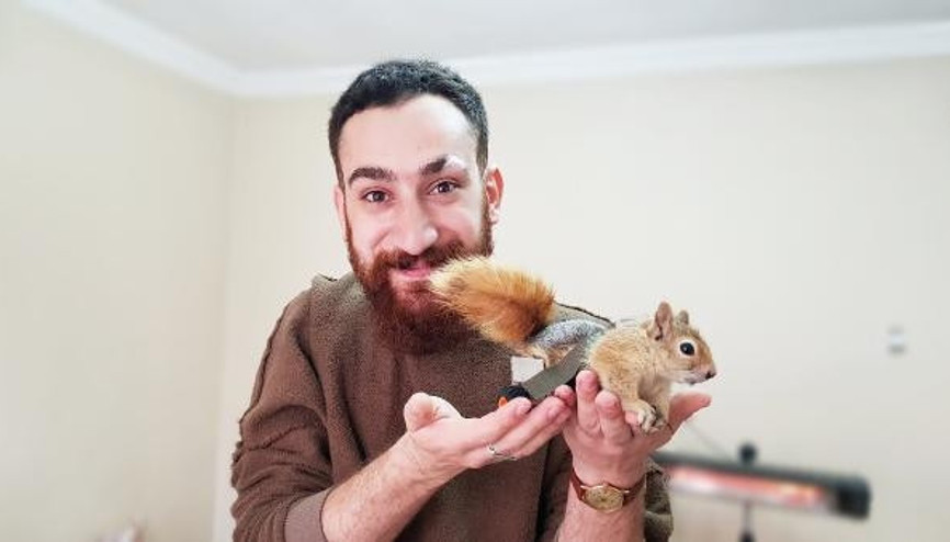 Hayat tamircisi bu kez felçli sincabı yürüttü